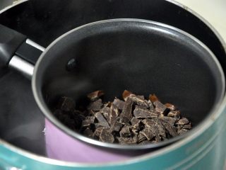 心型调温巧克力,用隔水加热法，热水温度在60°c为最佳，往同一个方向不断搅拌，注意不要让水汽进入巧克力内。