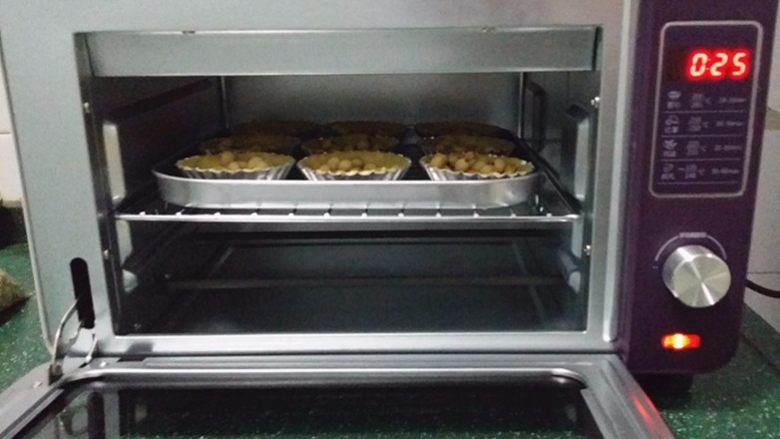 圣女果芝士挞,送入预热好的烤箱中层：180度，约烤25分钟