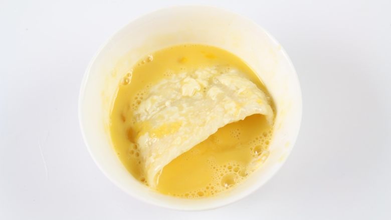 香煎鲽鱼片,然后放入鸡蛋液中，裹一层鸡蛋液。