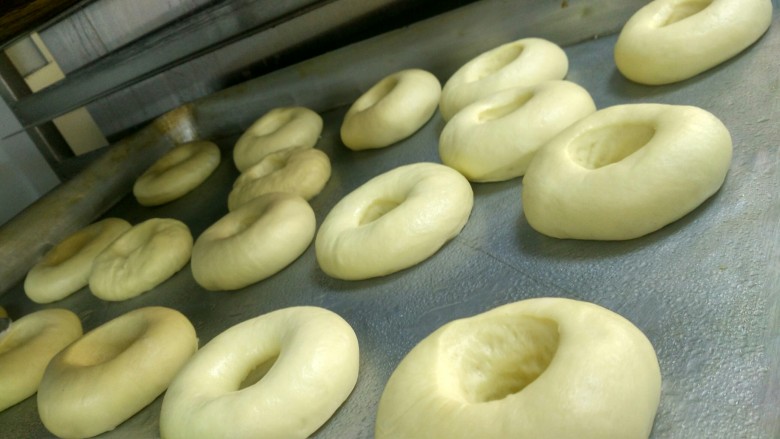甜甜圈(巧克力甜甜圈/肉松甜甜圈),成形后摆盘(发酵15至20分钟)
注意发酵时表面干要喷水