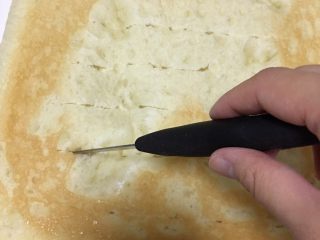 中种肉松面包,翻面，在反面横切几刀，注意不要切断