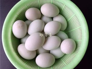 自制咸鸭蛋,备好鸭蛋，鸭蛋选个大的，青壳的； 腌制之前，鸭蛋需仔细甄别有无裂口，有裂口的鸭蛋不能要；