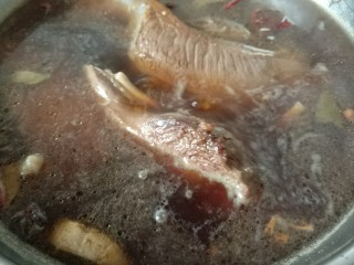 凉拌牛腱子肉,大火炖开，盖锅盖中小火慢炖，我大概炖了两个小时