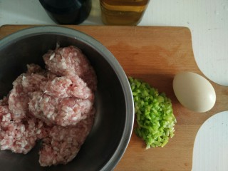 蛋饺,首先，备好蛋饺馅的材料（绞好的五花肉，切碎的葱，鸡蛋，生抽，料酒）