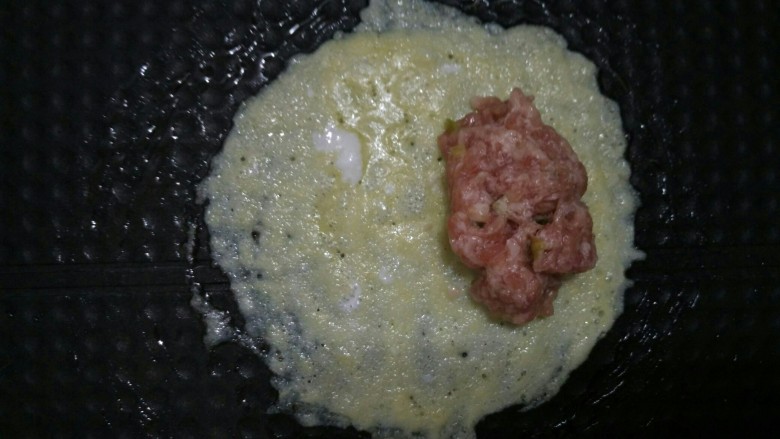 蛋饺,在蛋皮完全凝固前，取适量肉馅摊放在蛋皮的一侧