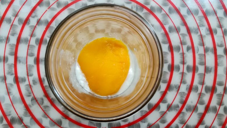 格兰诺拉酸奶杯,在酸奶的上面一层放上芒果片