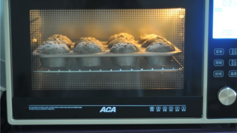  杏仁黑芝麻软欧,二发好的面包放入烤箱，180度烤25分钟即可