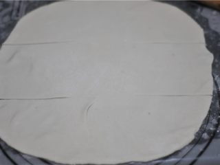 香气扑鼻的千层肉饼,面团擀成圆片，如图，切割成相连的六份