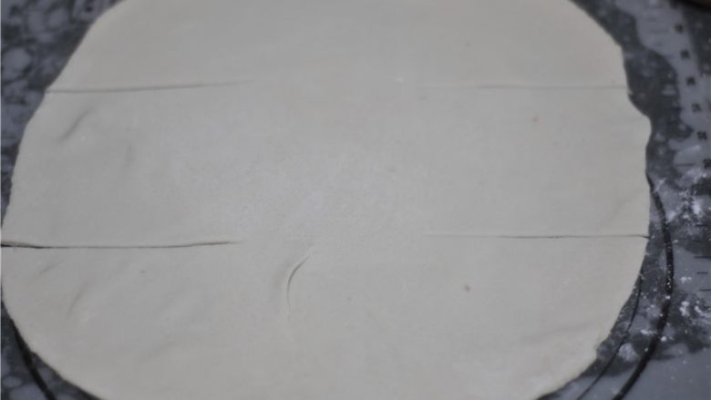 香气扑鼻的千层肉饼,面团擀成圆片，如图，切割成相连的六份