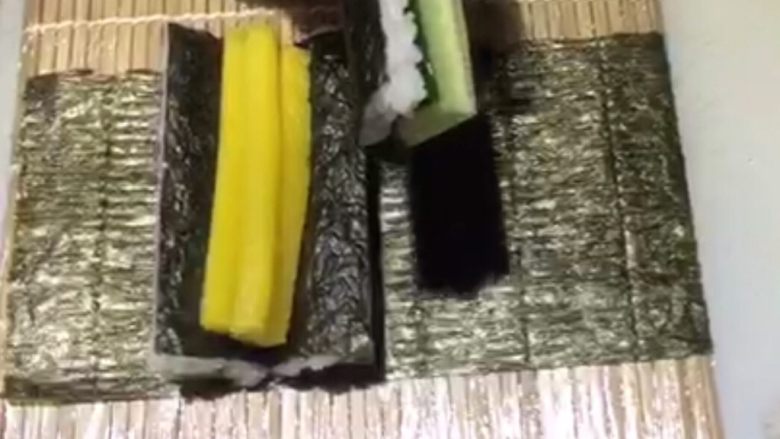 四喜寿司卷,背靠背放着   中间放萝卜条   不喜欢吃萝卜条的也可以加其他的