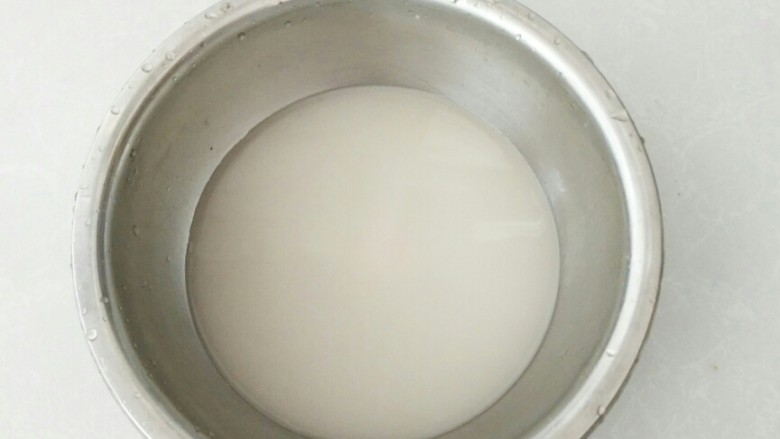 香葱芝麻油饼,温水中放入发酵粉搅拌融化。