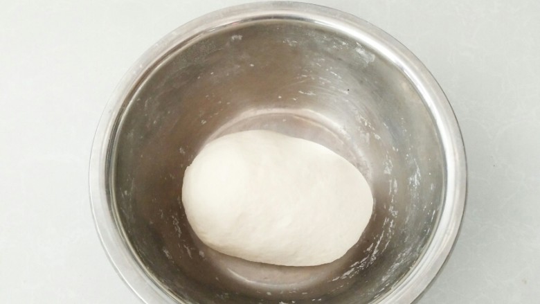 香葱芝麻油饼,倒入面粉揉成面团，盖上保鲜膜发酵。