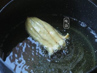 酥炸南瓜花,锅里放油进去，煮开后把南瓜花放入锅内油炸；
