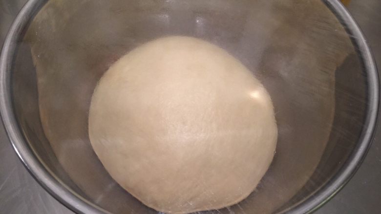 绵绵吐司（直接法）,将面团取出，搓圆放入盆内，盖上保鲜膜进行一发（25度－28度）