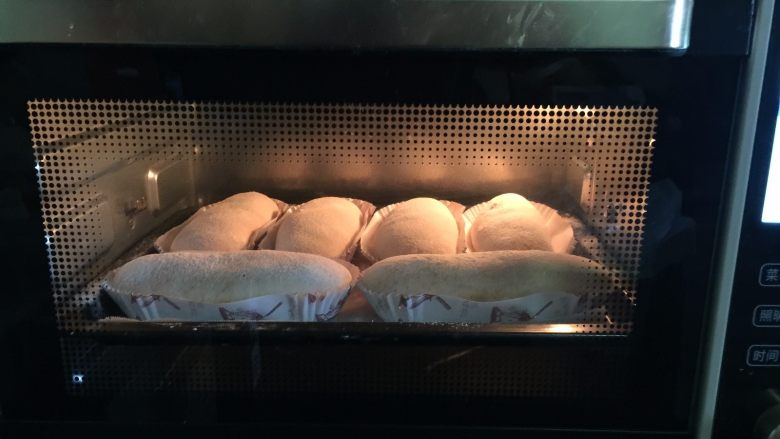 牛油果金枪鱼全麦面包,入预热好的烤箱160度烤20分钟