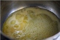 天鹅泡芙,2.开小火，慢慢搅拌，至黄油完全融化
