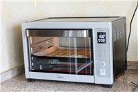 天鹅泡芙,10.烤箱选择上下火功能，150度预热，把烤盘送入预热好的烤箱，烤五分钟后取出烤盘，晾凉