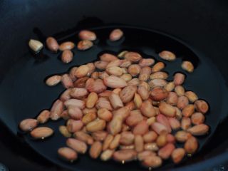 宫保鸡丁,7、炒锅倒入食用油，比平时炒菜略多，凉油放入花生米。
