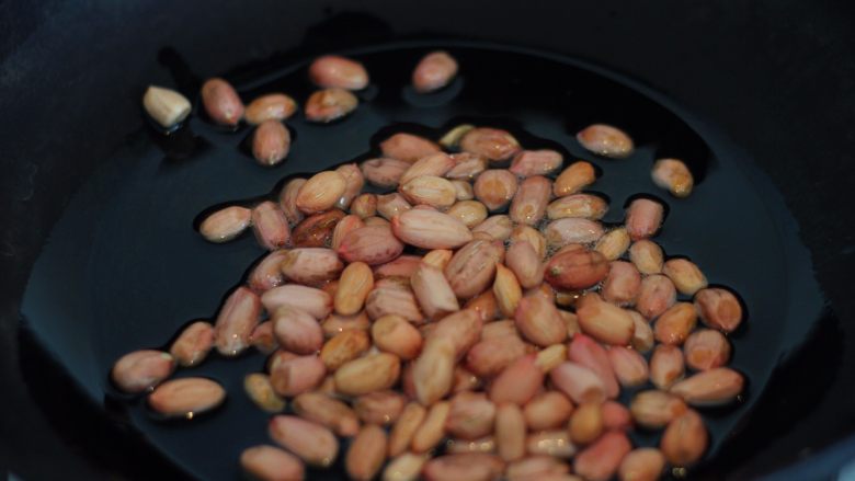 宫保鸡丁,7、炒锅倒入食用油，比平时炒菜略多，凉油放入花生米。
