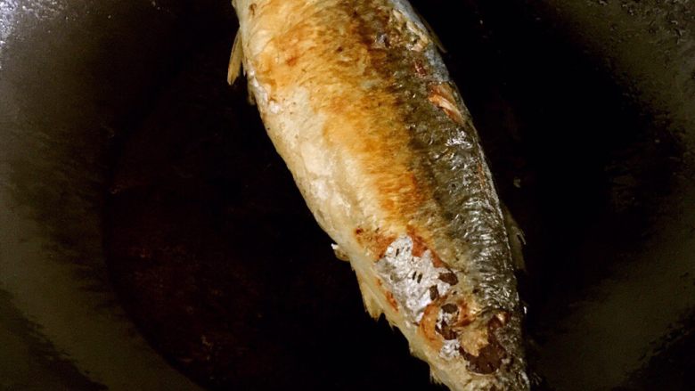 红烧鲅鱼,煎至两面金黄