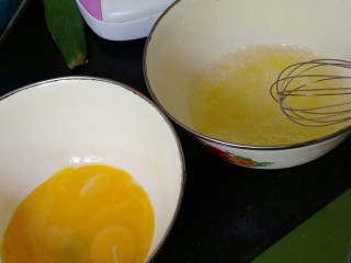 自做蛋糕,将蛋清和蛋黄分离