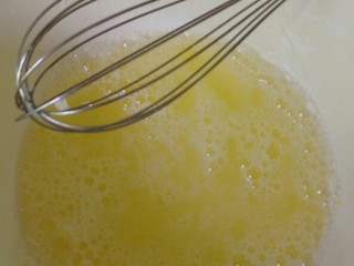 自做蛋糕,蛋清里加入白糖一勺，柠檬汁几滴就可以咯，用打蛋器顺时针搅拌，直到白白色，再加入一勺白糖继续顺时针搅拌，等打发成奶油状态就可以咯