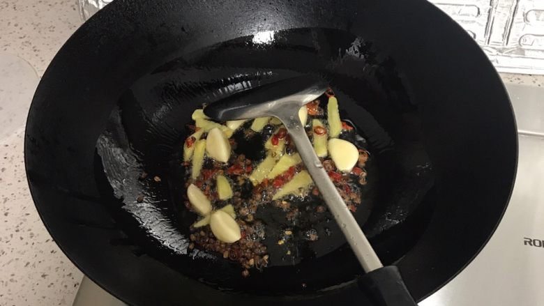 厨痴版——麻辣馋嘴蛙,锅内倒入适当油，下蒜，姜，尖椒，花椒，煎出味。