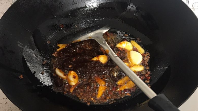 厨痴版——麻辣馋嘴蛙,倒入火锅底料大概半包，（最好是麻辣味的）炒开，炒香