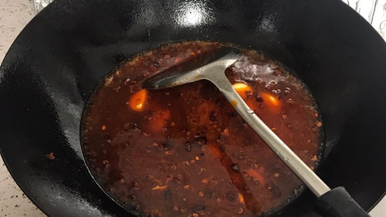 厨痴版——麻辣馋嘴蛙,加入一大碗水，烧开