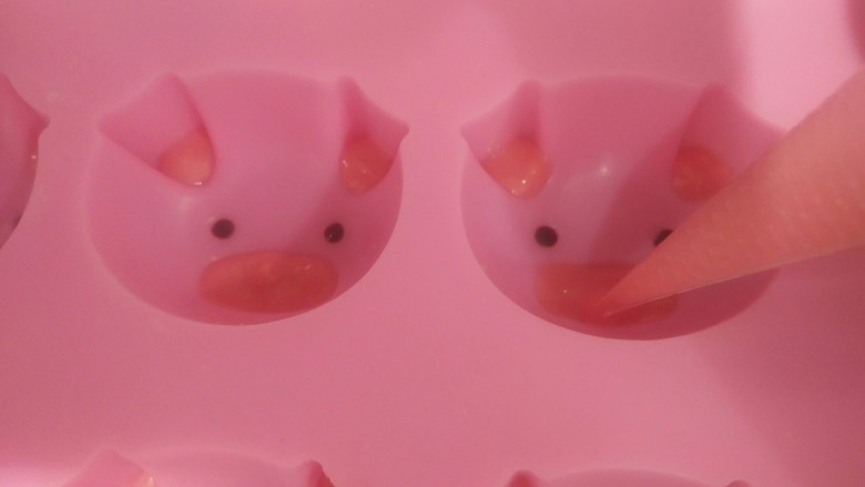 dly猪猪造型巧克力,鼻子部分也用粉色巧克力填上