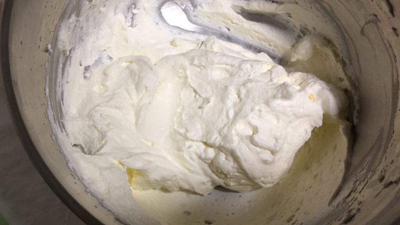 fluff棉花糖之原味奶油卷,淡奶油加入fluff 棉花糖打发至全发。