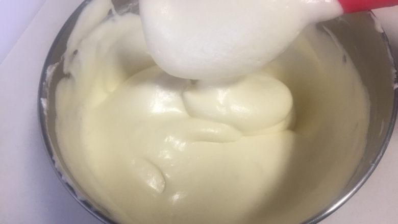 fluff棉花糖之原味奶油卷,再全部倒进剩余蛋白霜里，同样手法翻版均匀，注意手法是翻拌不要划圆圈搅拌，会消泡。