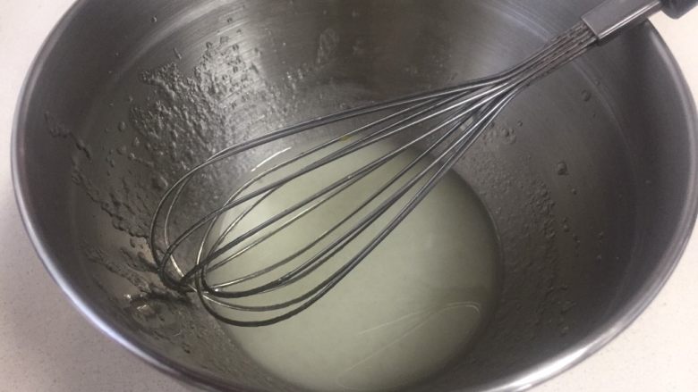 fluff棉花糖之原味奶油卷,现在开始做蛋糕卷
水和水进行乳化，搅拌均匀呈乳白状。