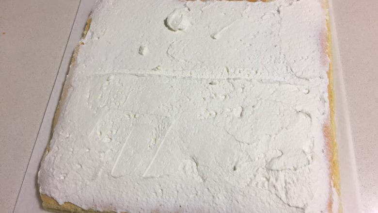 fluff棉花糖之原味奶油卷,蛋糕放凉后把奶油铺在蛋糕卷的正面，靠近身体的部分铺厚一点。