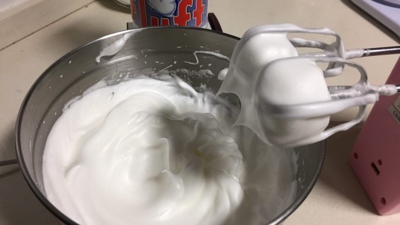 fluff棉花糖之原味奶油卷,打发蛋清
在分多次加入fluff棉花糖打发至湿性发泡，呈弯勾状态。