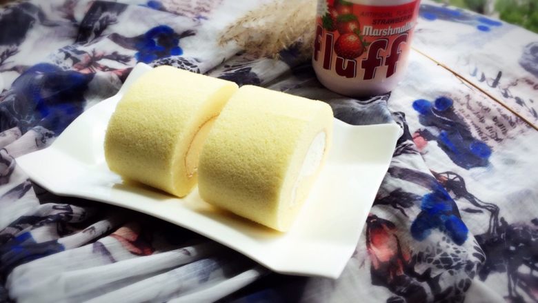 fluff棉花糖之原味奶油卷,切块可以吃了，冷藏后的口感更好，适合炎热的夏季，fluff棉花糖打发的奶油一点不腻。