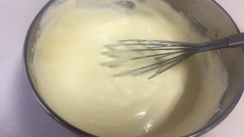 fluff棉花糖之原味奶油卷,三分之一蛋白霜加入蛋黄糊里翻拌均匀。