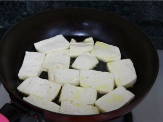 比肉还好吃的豆腐烧木耳,将切片的豆腐整齐码在平底锅内