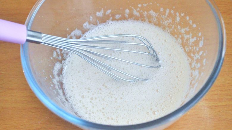 费南雪,搅拌到糖粉融化，用手动打蛋器打至粗泡阶段。