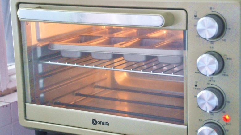 费南雪,放入提前预热好的烤箱中，185度15分钟左右（温度与时间请根据自家烤箱实际温度调整）
