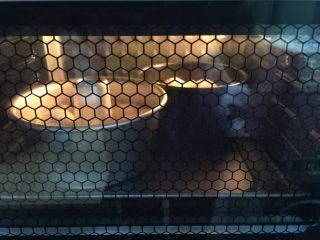 肉松花环面包,送进提前预热好的烤箱上火150度下火170度25分钟，顶部上色要及时盖锡纸