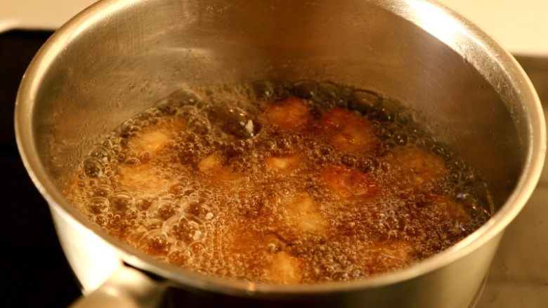 咕咾肉,10.油烧热（温度不要太高），将做好的肉坨一个个地下锅炸，肉坨漂上来捞出。