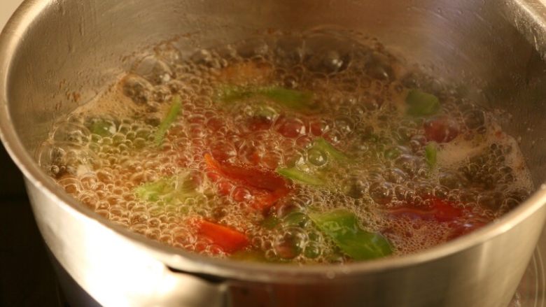 咕咾肉,11.然后将油烧大热，将肉坨再回炸一下，可以将青红椒和洋葱也炸一下。