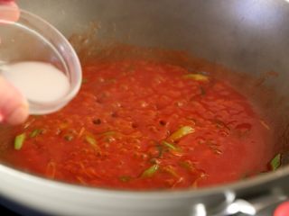 咕咾肉,14.倒入番茄酱综合调料汁炒到浓稠时勾芡汁，至酸甜汁浓郁黏稠。