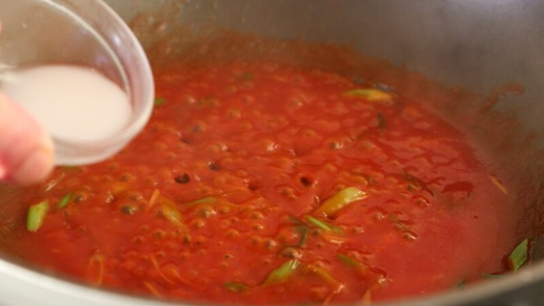 咕咾肉,14.倒入番茄酱综合调料汁炒到浓稠时勾芡汁，至酸甜汁浓郁黏稠。