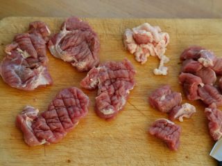 咕咾肉,2.猪肉切厚片，用刀背拍拍松，切小块，如有大块的油花要剔除。
注：里脊肉特别嫩不拍也是可以的，但是其它的肉这一过程不能省。
