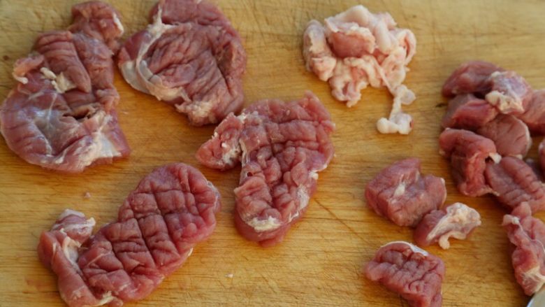 咕咾肉,2.猪肉切厚片，用刀背拍拍松，切小块，如有大块的油花要剔除。
注：里脊肉特别嫩不拍也是可以的，但是其它的肉这一过程不能省。
