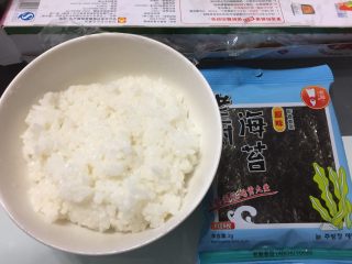 熊猫咖喱牛肉饭,
准备好热米饭、海苔