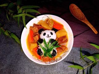 熊猫咖喱牛肉饭,用黄瓜皮做竹叶，再加入咖喱牛肉饭即可