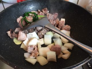熊猫咖喱牛肉饭,锅中放少许油加入洋葱煸炒出香味后，放入牛腩翻炒加点料酒去腥